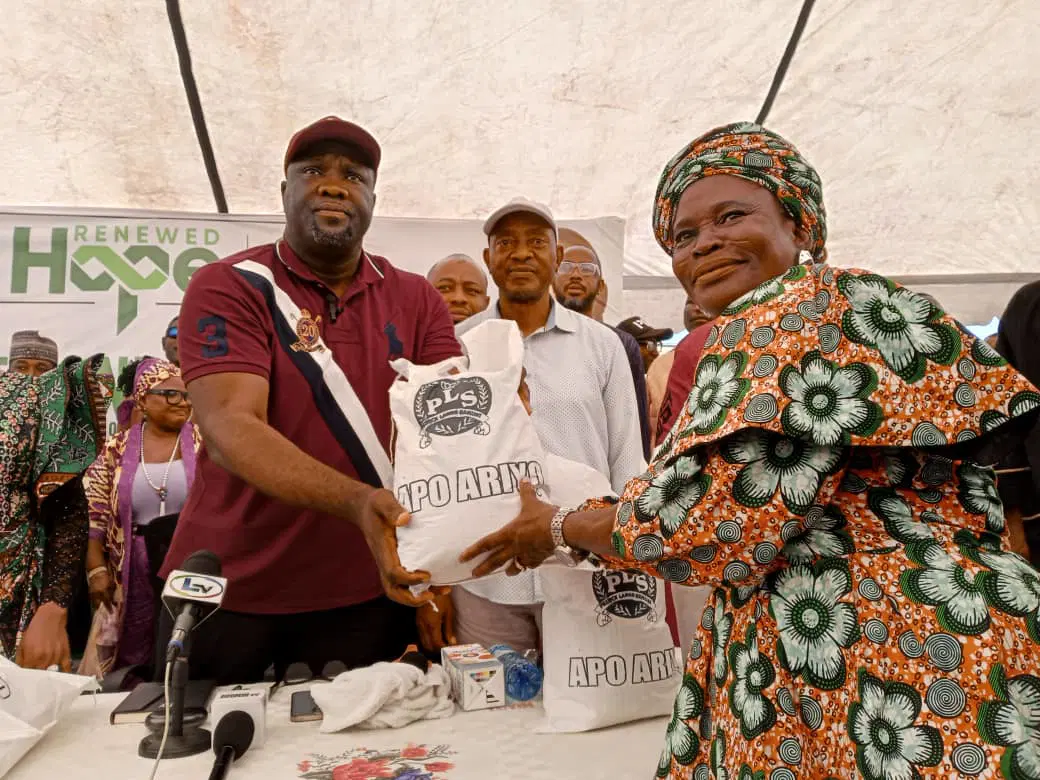 Apo Ariyo: Amuwo Chairman Distributes 2000 Food Bags